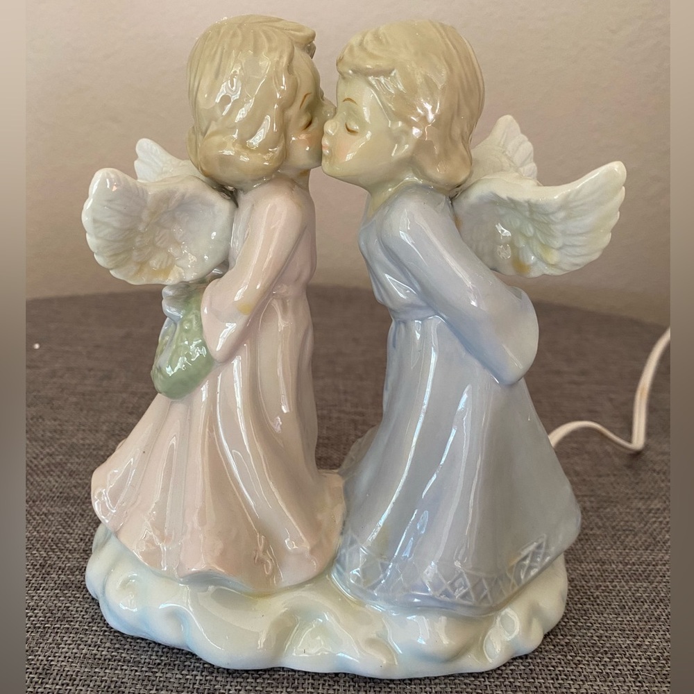 Kissing Angels Light Ceramic